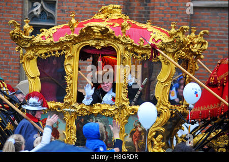 Londra, UK, 12/11/2016 intemperie per il 2016 Londra signore sindaco di mostrare come la folla brave la pioggia. Credito: JOHNNY ARMSTEAD/Alamy Live News Foto Stock