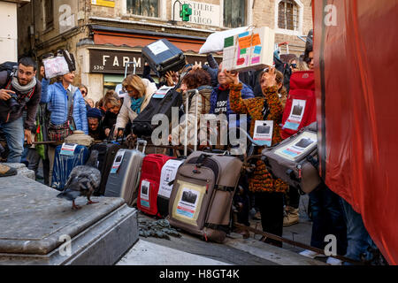 Venezia, Italia. 12 Novembre, 2016. Coloro che portano le valigie durante una manifestazione di protesta contro lo spopolamento di Venezia #Venexodus il 12 novembre 2016 a Venezia, Italia. Credito: Stefano Mazzola / risveglio / Alamy Live News Foto Stock