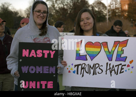 Des Moines, Iowa, USA. 12 Novembre, 2016. Giovani donne tenere segni in un rally per unità sulla Iowa State Capitol motivi seguenti elezioni negli Stati Uniti. Credito: Cynthia Hanevy/Alamy Live News Foto Stock