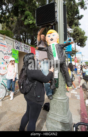 Los Angeles, California, USA. 12 novembre, 2016. anti-trump manifestanti appendere un Donald Trump pinata su un palo nel centro di Los Angeles che si trova di fronte all'edificio federale. migliaia hanno partecipato all'anti-trump protesta che è iniziato a macarthur park a Los Angeles e si è conclusa presso l'edificio federale, oltre a due miglia di distanza. Credito: sheri determan / alamy live news Foto Stock