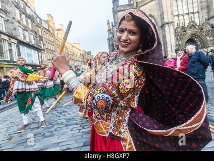 Edinburgh, Regno Unito. Xiii Nov, 2016. La Edinburgh Diwali celebrazione culmina in una processione dalla City Chambers sullo storico Royal Mile al Princes Street Gardens. Celebrata in tutto il mondo dagli Indù, Seikhs e giainisti, il Festival della luce simboleggia la vittoria del bene sul male. Persone celebrano il Diwali attraverso la distribuzione di dolci, doni e grazie di dare ad ogni altro. Credito: Richard Dyson/Alamy Live News Foto Stock