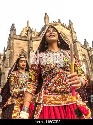 Edinburgh, Regno Unito. Xiii Nov, 2016. La Edinburgh Diwali celebrazione culmina in una processione dalla City Chambers sullo storico Royal Mile al Princes Street Gardens. Celebrata in tutto il mondo dagli Indù, Seikhs e giainisti, il Festival della luce simboleggia la vittoria del bene sul male. Persone celebrano il Diwali attraverso la distribuzione di dolci, doni e grazie di dare ad ogni altro. Credito: Richard Dyson/Alamy Live News Foto Stock