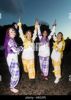 Edinburgh, Regno Unito. Xiii Nov, 2016. La Edinburgh Diwali celebrazione culmina in una processione dalla City Chambers sullo storico Royal Mile al Princes Street Gardens. Celebrata in tutto il mondo dagli Indù, Seikhs e giainisti, il Festival della luce simboleggia la vittoria del bene sul male. Persone celebrano il Diwali attraverso la distribuzione di dolci, doni e grazie di dare ad ogni altro. Credito: Richard Dyson/Alamy Live News Foto Stock