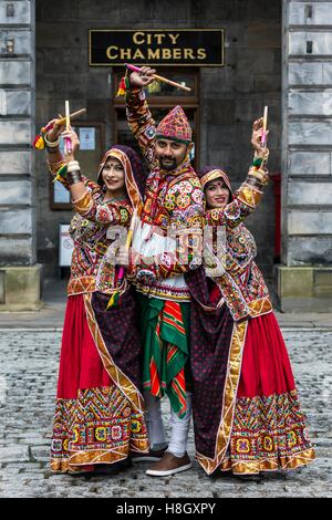 Edinburgh, Regno Unito. Xiii Nov, 2016. La Edinburgh Diwali celebrazione culmina in una processione dalla City Chambers sullo storico Royal Mile al Princes Street Gardens. Celebrata in tutto il mondo dagli Indù, Seikhs e giainisti, il Festival della luce simboleggia la vittoria del bene sul male. Persone celebrano il Diwali attraverso la distribuzione di dolci, doni e grazie di dare ad ogni altro. Credito: Richard Dyson/Alamy Live News Foto Stock