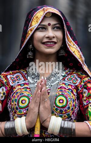 Edinburgh, Regno Unito. Xiii Nov, 2016. La Edinburgh Diwali celebrazione culmina in una processione dalla City Chambers sullo storico Royal Mile al Princes Street Gardens. Celebrata in tutto il mondo dagli Indù, Seikhs e giainisti, il Festival della luce simboleggia la vittoria del bene sul male. Persone celebrano il Diwali attraverso la distribuzione di dolci, doni e grazie di dare ad ogni altro. Credito: Richard Dyson/Alamy Live News Foto Stock