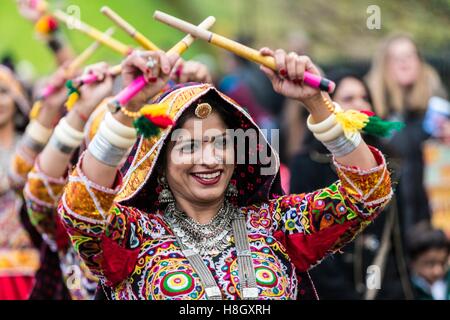 Edinburgh, Regno Unito. Xiii Nov, 2016. La Edinburgh Diwali celebrazione culmina in una processione dalla City Chambers sullo storico Royal Mile al Princes Street Gardens. Celebrata in tutto il mondo dagli Indù, Seikhs e giainisti, il Festival della luce simboleggia la vittoria del bene sul male. Persone celebrano il Diwali attraverso la distribuzione di dolci, doni e grazie di dare ad ogni altro. Credito: Richard Dyson/Alamy Live News Foto Stock