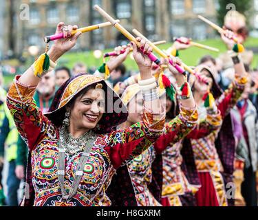 Edinburgh, Regno Unito. Xiii Nov, 2016. La Edinburgh Diwali celebrazione culmina in una processione dalla City Chambers sullo storico Royal Mile al Princes Street Gardens. Celebrata in tutto il mondo dagli Indù, Seikhs e giainisti, il Festival della luce simboleggia la vittoria del bene sul male. Persone celebrano il Diwali attraverso la distribuzione di dolci, doni e grazie di dare ad ogni altro. Credito: Richard Dyson/Alamy Live News Foto Stock