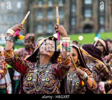 Edinburgh, Regno Unito. Xiii Nov, 2016. La Edinburgh Diwali celebrazione culmina in una processione dalla City Chambers sullo storico Royal Mile al Princes Street Gardens. Celebrata in tutto il mondo dagli Indù, Seikhs e giainisti, il Festival della luce simboleggia la vittoria del bene sul male. Persone celebrano il Diwali attraverso la distribuzione di dolci, doni e grazie di dare ad ogni altro. Credito: Richard Dyson/Alamy Live News Foto Stock