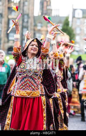 Edinburgh, Regno Unito. Xiii Nov, 2016. La Edinburgh Diwali celebrazione culmina in una processione dalla City Chambers sullo storico Royal Mile al Princes Street Gardens. Celebrata in tutto il mondo dagli Indù, Seikhs e giainisti, il Festival della luce simboleggia la vittoria del bene sul male. Persone celebrano il Diwali attraverso la distribuzione di dolci, doni e grazie di dare ad ogni altro. Credito: Richard Dyson/Alamy Live News Foto Stock