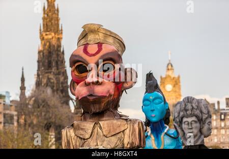 Edinburgh, Regno Unito. Xiii Nov, 2016. La Edinburgh Diwali celebrazione culmina in una processione dalla City Chambers sullo storico Royal Mile al Princes Street Gardens. Celebrata in tutto il mondo dagli Indù, Seikhs e giainisti, il Festival della luce simboleggia la vittoria del bene sul male. Persone celebrano il Diwali attraverso la distribuzione di dolci, doni e grazie di dare ad ogni altro. Credito: Richard Dyson/Alamy Live News Foto Stock