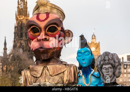 Edinburgh, Regno Unito. Xiii Nov, 2016. La Edinburgh Diwali celebrazione culmina in una processione dalla City Chambers sullo storico Royal Mile al Princes Street Gardens. Celebrata in tutto il mondo dagli Indù, Seikhs e giainisti, il Festival della luce simboleggia la vittoria del bene sul male. Persone celebrano il Diwali attraverso la distribuzione di dolci, doni e grazie di dare ad ogni altro. Credito: Richard Dyson/Alamy Live News Foto Stock