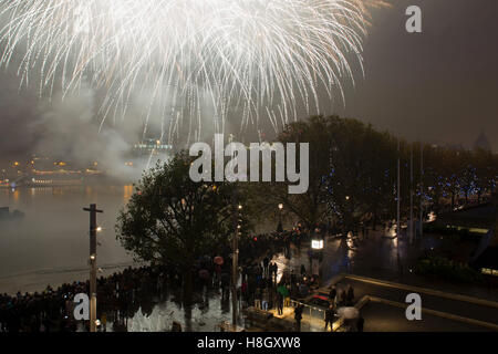 Londra, Regno Unito. Xii Nov, 2016. Vista dello Skyline di persone si sono radunate sulla riva sud del fiume Tamigi per guardare i fuochi d'artificio per il Signore Sindaci Visualizza il 12 novembre 2016 a Londra, Inghilterra, Regno Unito. Credito: Michael Kemp/Alamy Live News Foto Stock