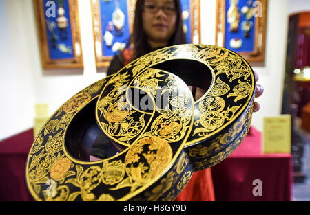 Pechino, Cina. Xiii Nov, 2016. Un membro del personale mostra una lacca ware durante una lacca mostra d'arte a Pechino Capitale della Cina, nov. 13, 2016. Una lacca mostra d'arte ha dato dei calci a fuori qui Domenica. Credito: Li Xin/Xinhua/Alamy Live News Foto Stock