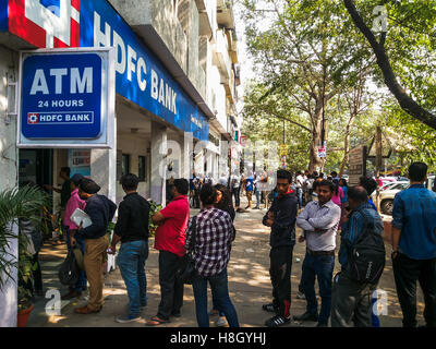 New Delhi, India. 13 Novembre, 2016. Pubblica indiana sono in 'Q' per scambiare il vecchio denaro dopo demonetizing moneta di 500 & 1000 dal governo dell'India a partire dalla mezzanotte del 8 novembre 2016. Per ordine di Govt. tutte le banche sono funzionamento domenica nonché per lo scambio di vecchia moneta. Le persone sono in 'Q' al di fuori delle banche locali. Swapan Banik/Alamy Live News Foto Stock
