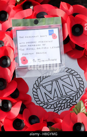 Kington, Herefordshire, Regno Unito - 13 Novembre, 2016. Una corona di fiori in onore della marina mercantile di cui al memoriale di guerra in Kington Herefordshire sul ricordo Domenica. Foto Steven Maggio / Alamy Live News Foto Stock