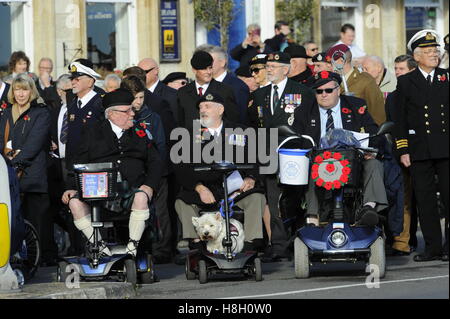 Weymouth Dorset, Regno Unito. Il 13 novembre 2016. Veterani durante il ricordo servizio domenicale e corteo a Weymouth Memoriale di guerra nella spianata di Dorset. Foto di Graham Hunt/Alamy Live News Foto Stock