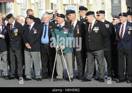 Weymouth Dorset, Regno Unito. Il 13 novembre 2016. Veterani durante il ricordo servizio domenicale e corteo a Weymouth Memoriale di guerra nella spianata di Dorset. Foto di Graham Hunt/Alamy Live News Foto Stock