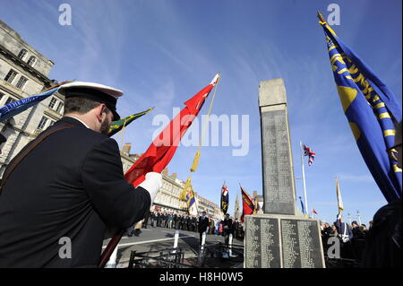 Weymouth Dorset, Regno Unito. Il 13 novembre 2016. Alfieri al ricordo servizio domenicale e corteo a Weymouth Memoriale di guerra nella spianata di Dorset. Foto di Graham Hunt/Alamy Live News Foto Stock