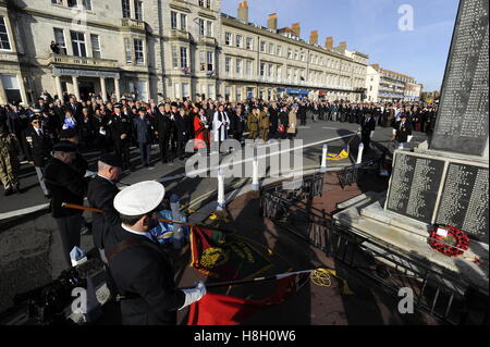 Weymouth Dorset, Regno Unito. Il 13 novembre 2016. Ricordo che il servizio domenicale e corteo a Weymouth Memoriale di guerra nella spianata di Dorset. Foto di Graham Hunt/Alamy Live News Foto Stock