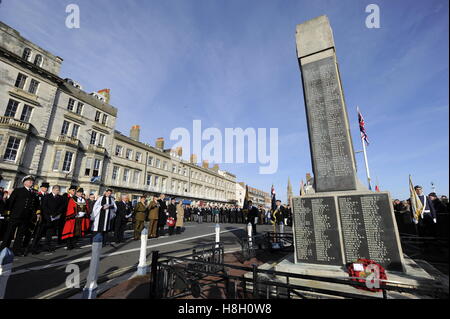 Weymouth Dorset, Regno Unito. Il 13 novembre 2016. Ricordo che il servizio domenicale e corteo a Weymouth Memoriale di guerra nella spianata di Dorset. Foto di Graham Hunt/Alamy Live News Foto Stock