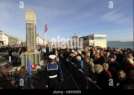 Weymouth Dorset, Regno Unito. Il 13 novembre 2016. Grande folla al ricordo servizio domenicale e corteo a Weymouth Memoriale di guerra nella spianata di Dorset. Foto di Graham Hunt/Alamy Live News Foto Stock