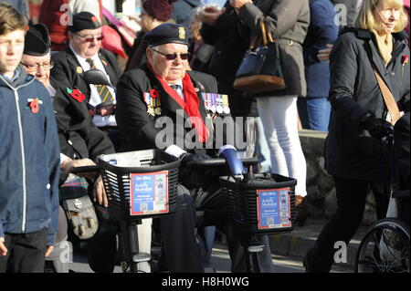 Weymouth Dorset, Regno Unito. Il 13 novembre 2016. Veterani in ricordo servizio domenicale e corteo a Weymouth Memoriale di guerra nella spianata di Dorset. Foto di Graham Hunt/Alamy Live News Foto Stock