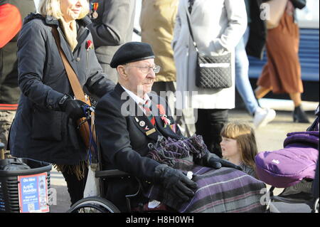 Weymouth Dorset, Regno Unito. Il 13 novembre 2016. Veterani in ricordo servizio domenicale e corteo a Weymouth Memoriale di guerra nella spianata di Dorset. Foto di Graham Hunt/Alamy Live News Foto Stock