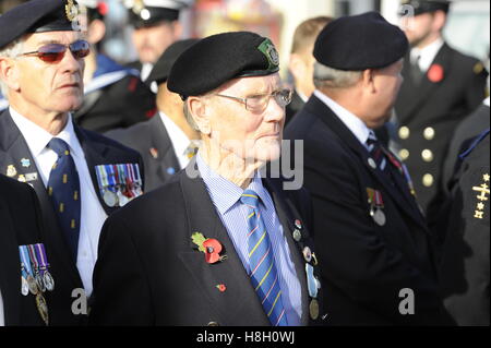 Weymouth Dorset, Regno Unito. Il 13 novembre 2016. Veterani in ricordo servizio domenicale e corteo a Weymouth Memoriale di guerra nella spianata di Dorset. Foto di Graham Hunt/Alamy Live News Foto Stock