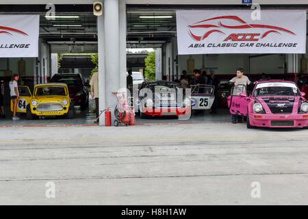 Kuala Lumpur, Malesia. Xii Nov, 2016. Linea di automobili fino nel paddock per la pre-gara ispezione prima della qualifica per theAsia Classic Car Challenge il 12 novembre 2016 a Sepang International Circuit di Kuala Lumpur in Malesia. © Chris Jung/ZUMA filo/Alamy Live News Foto Stock