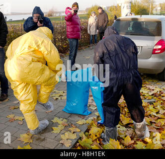 Markkleeberg, Germania. Xiii Nov, 2016. I dipendenti dell'ufficio per le ispezioni veterinarie decollare il loro abbigliamento protettivo dopo un altro trovare presso il lago Cospudener in Markkleeberg, Germania, 13 novembre 2016. Un altoparlante della città di Lipsia ha annunciato che un anatra selvatica trovata su Venerdì, 11 novembre 2016 hanno portato il virus H5. Se è del tipo aggressivo H5N8 rimane ancora chiaro. La ricerca di spot è vicino alla città ma è parte del vicino quartiere di Lipsia. Foto: Peter Endig/dpa/Alamy Live News Foto Stock