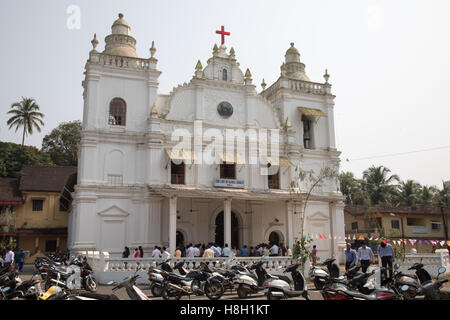 Varca, Goa, India. Domenica 13 novembre 2016. Per i fanatici del cattolica celebra la festa della Madonna di Gloria Chiesa a Varca, a sud di Goa, India. Il Varca la chiesa è stata costruita nel 1700 e dedicata a Nostra Signora della gloria, dopo la precedente è stata distrutta. Til auto e motornike park è pieno. Foto Stock