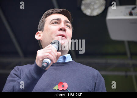 Manchester, Regno Unito. Xii Nov, 2016. Andy Burnham, membro del Parlamento di Leigh e Greater Manchester Mayoral candidato per il partito laburista, parla a un raduno di protesta contro la fratturazione idraulica, noto anche come "fracking', il 12 novembre 2016 a Manchester in Inghilterra. Credito: Jonathan Nicholson/Alamy Live News Foto Stock