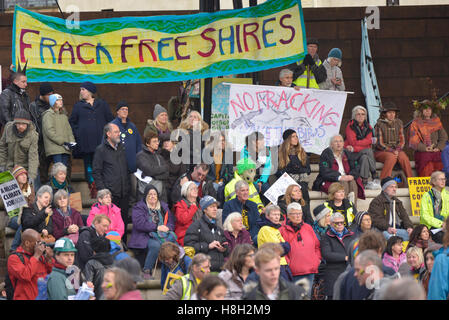 Manchester, Regno Unito. Xii Nov, 2016. Le persone che frequentano un rally di protesta contro la fratturazione idraulica, noto anche come "fracking', il 12 novembre 2016 a Manchester in Inghilterra. Credito: Jonathan Nicholson/Alamy Live News Foto Stock