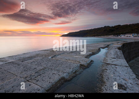 Lyme Regs, Dorset, Regno Unito. Il 13 novembre 2016. Un bel tramonto visto dal porto di Cobb parete a Lyme Regis su Jurassic Coast del Dorset in una tranquilla serata d'autunno. Immagine: Graham Hunt/Alamy Live News Foto Stock