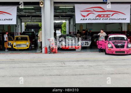 Linea di automobili fino nel paddock per la pre-gara ispezione prima della qualifica per theAsia Classic Car Challenge il 12 novembre 2016 a Sepang International Circuit di Kuala Lumpur in Malesia. Foto Stock