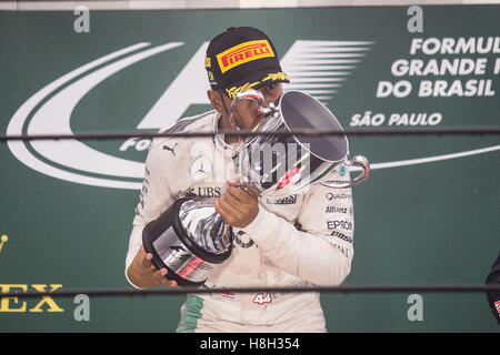 SÃO PAULO, SP - 13.11.2016: GRANDE PRÊMIO DO BRASIL DE F'RMULA 1 2016 - Lewis Hamilton celebra la vittoria durante il Brasile il Grand Prix di Formula 1 nel 2016 svoltasi sul circuito di Interlagos domenica. (Foto: Victor Eleutério/Fotoarena) Foto Stock