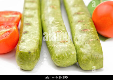 Veggie salsicce closeup su sfondo bianco Foto Stock