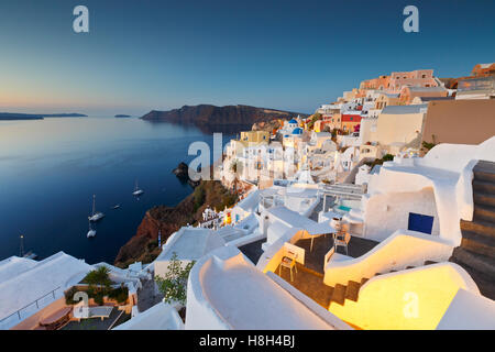 Vista del villaggio di Oia sull isola di Santorini in Grecia. Foto Stock