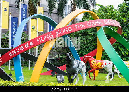 Anelli olimpici e cavalli a Hong Kong Jockey Club sede in Happy Valley, Hong Kong Foto Stock