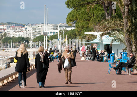 Frankreich, Cote d Azur, Cannes, Boulevard de la Croisette, elegante Flanierpromenade Foto Stock