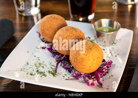 Cuba Spagnolo/sfere di patate ripiene di carne Foto Stock