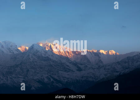 Sole al mattino illumina le cime coperte di neve nella catena Hannapurna in montagna himalayana, Sarangkot, Nepal Foto Stock