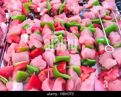 Materie turco pollo tradizionale Sish kebab pronto per cucinare in un ristorante Foto Stock