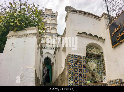 Sidi Abderrahmane El moschea Thaalibi presso la parte antica di Algeria casbah(kasaba).moschea e il suo campus è visitato da donne per chi desidera hav Foto Stock