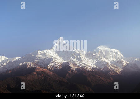 Vista di Machhapuchhare a sunrise da Sarangkot, regione di Annapurna, Nepal Foto Stock