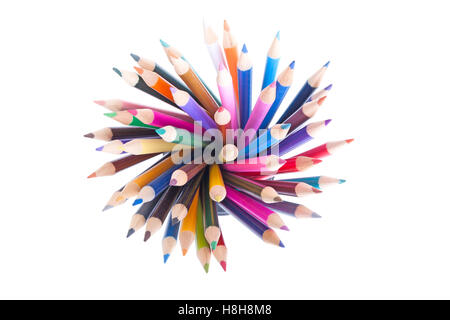 Penne e matite multicolore su scaffali in un negozio. Forniture per ufficio  e cancelleria. Penne colorate disposte su scaffale. Arte, laboratorio,  artigianato, creatività Foto stock - Alamy
