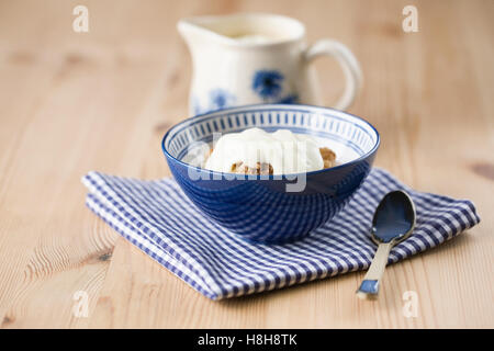 Apple crumble e crema alla vaniglia. Foto Stock