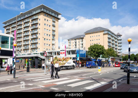 Attraversamento pedonale su High Street, Feltham, London Borough di Hounslow, Greater London, England, Regno Unito Foto Stock