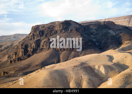 Tappo di origine vulcanica che salgono attraverso arenaria erosa nei pressi di Wadi Al Hasa, Giordania Foto Stock