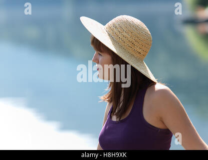 Giovane donna che indossa un cappello per il sole Foto Stock